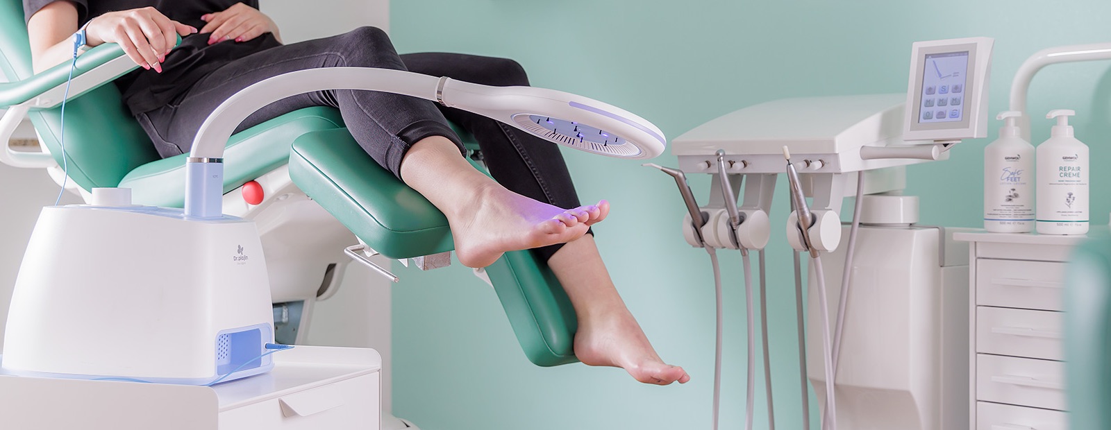 Urządzenie Dr.plajin generujące zimną plazmę nad stopami